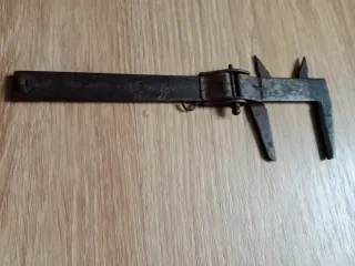 Calibre de hierro forjado antiguo