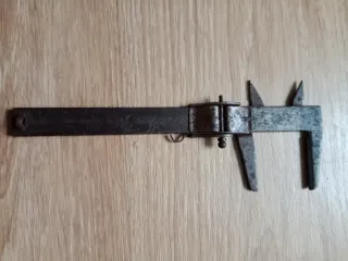 Calibre de hierro forjado antiguo