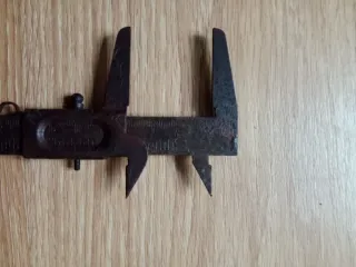 Calibre de hierro forjado antiguo