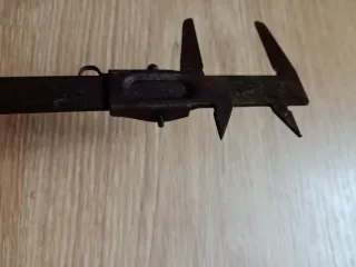 Calibre de hierro forjado antiguo