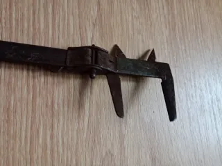 Calibre de hierro forjado antiguo