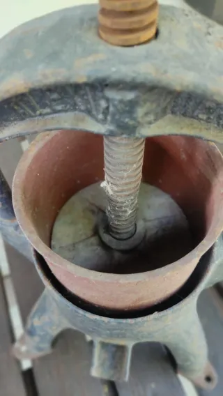 Antico torchio manuale in ghisa