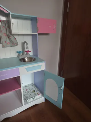 Cocinita de madera para niños.