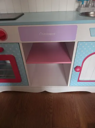 Cocinita de madera para niños.