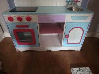 Cocinita de madera para niños.