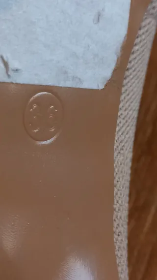 zapato de tacón beige tacón transparente