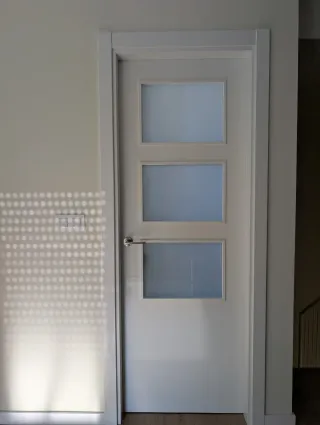 Puerta blanca con 3 cristales translúcidos