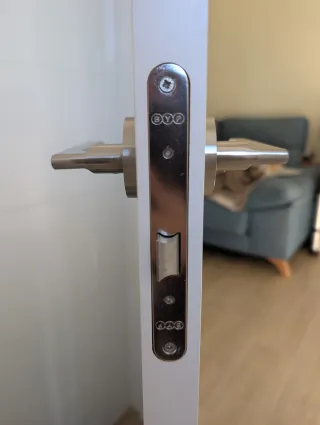 Puerta blanca con 3 cristales translúcidos