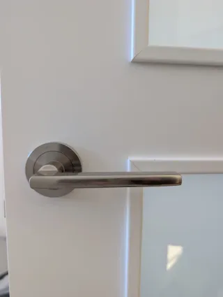 Puerta blanca con 3 cristales translúcidos