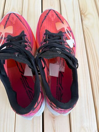 Zapatilla Under Armour placa carbono