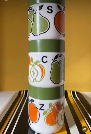Barattoli in vetro bianco con frutta