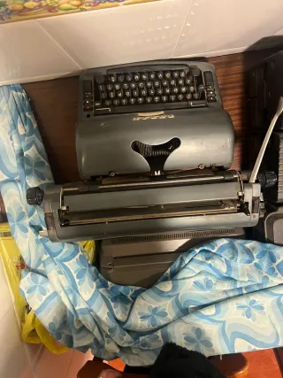 Máquina de escribir antigua Byron Mk I