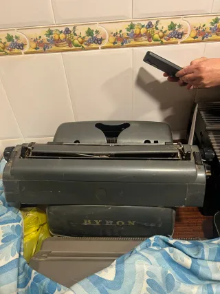 Máquina de escribir antigua Byron Mk I