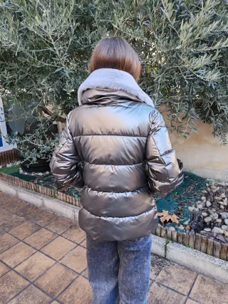 Abrigo BIB plateado con cuello de pelo