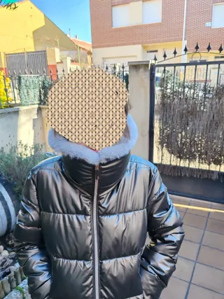 Abrigo BIB plateado con cuello de pelo