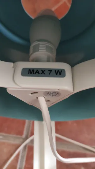 Lámpara azul y blanca de metal