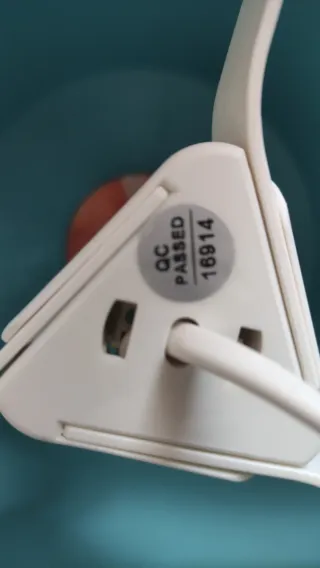 Lámpara azul y blanca de metal