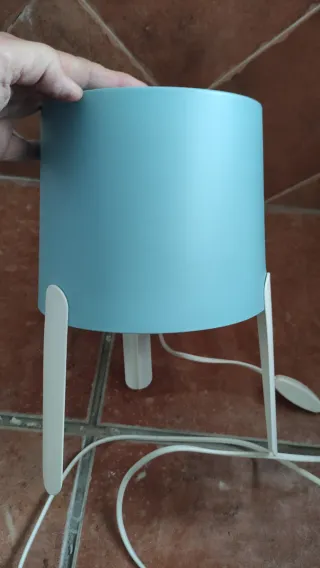 Lámpara azul y blanca de metal