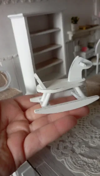 Caballo de balancín Dollhouse 1:12 Shabby