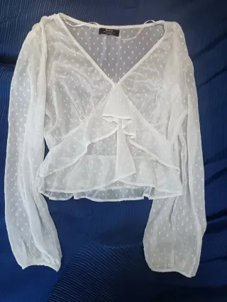 Blusa Bershka blanca volantes lunares