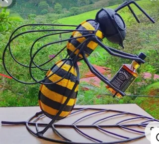 Escultura de escarabajo negro metálico