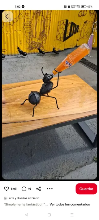 Escultura de escarabajo negro metálico