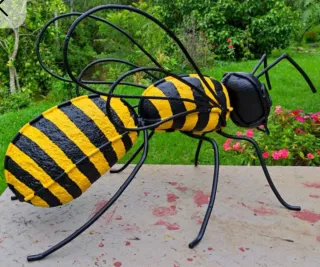Escultura de escarabajo negro metálico