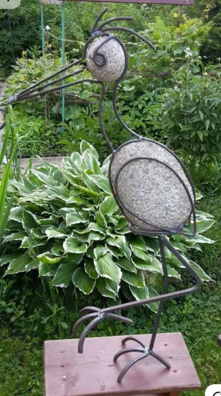 Escultura de escarabajo negro metálico