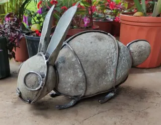 Escultura de escarabajo negro metálico