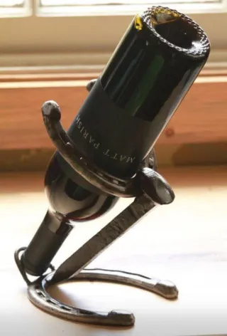 Escultura de escarabajo negro metálico