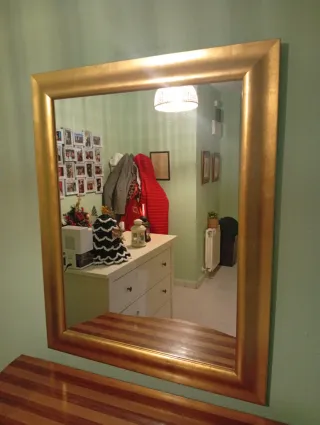 Espejo con marco dorado
