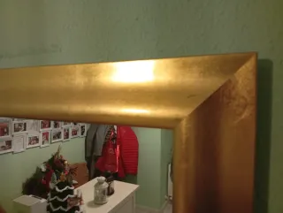 Espejo con marco dorado