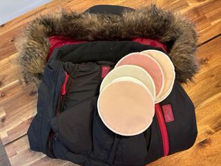 Abrigo premamá impermeable bpc negro/rosa