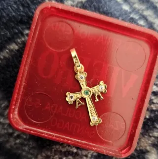 Cruz de oro con esmeralda