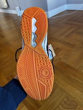 Zapatillas pádel/tenis Asics negras y naranjas