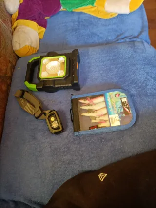 Accesorios de pesca: señuelos y linterna.