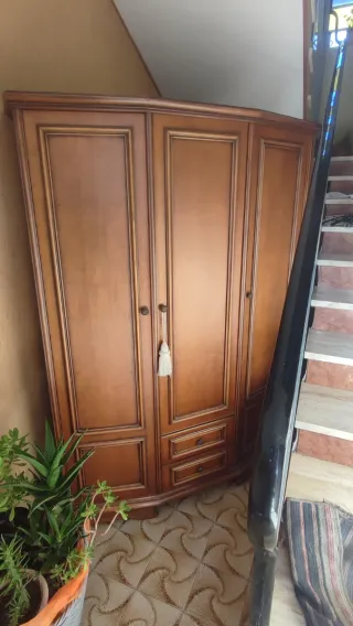 Cappottiera tre ante/due cassetti in legno marrone