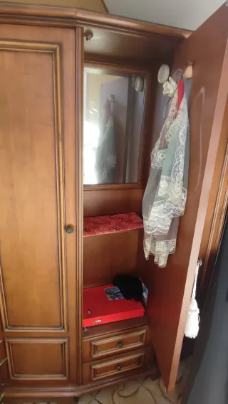 Cappottiera tre ante/due cassetti in legno marrone