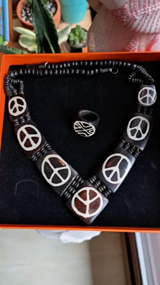 Collar y Anillo, madera coco,hecho artesanal.