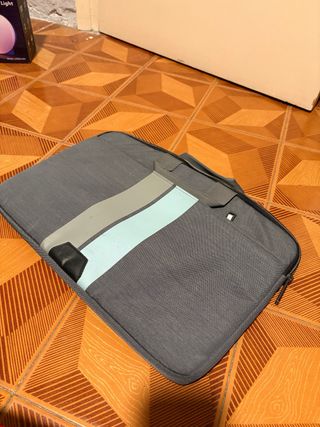Funda para portátil gris con detalles