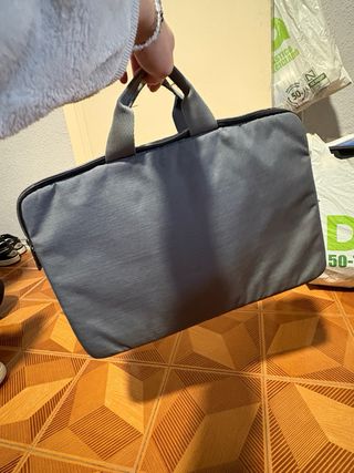 Funda para portátil gris con detalles