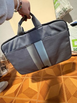 Funda para portátil gris con detalles
