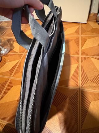 Funda para portátil gris con detalles