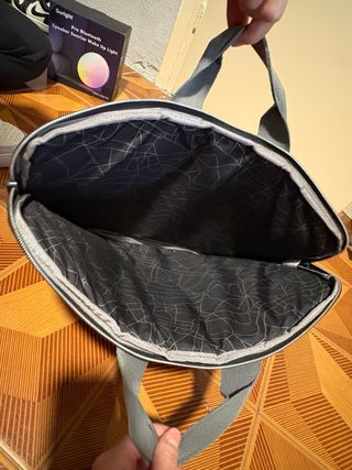 Funda para portátil gris con detalles