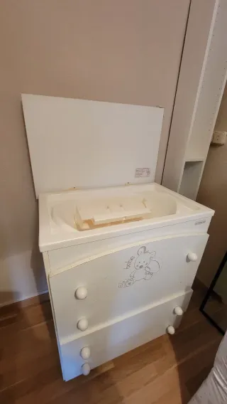 Cambiador y bañera blanco para bebé