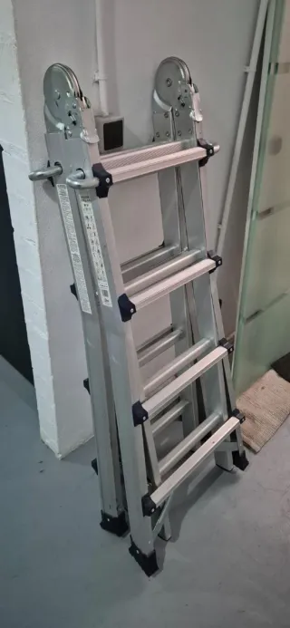Escalera de acero plegable