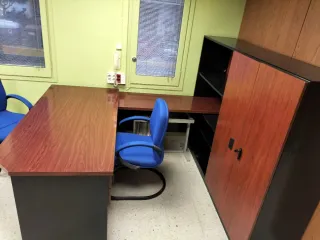 Mesa de oficina, armario y sillas