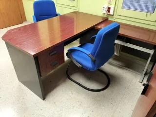 Mesa de oficina, armario y sillas