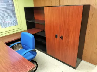 Mesa de oficina, armario y sillas