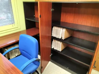 Mesa de oficina, armario y sillas